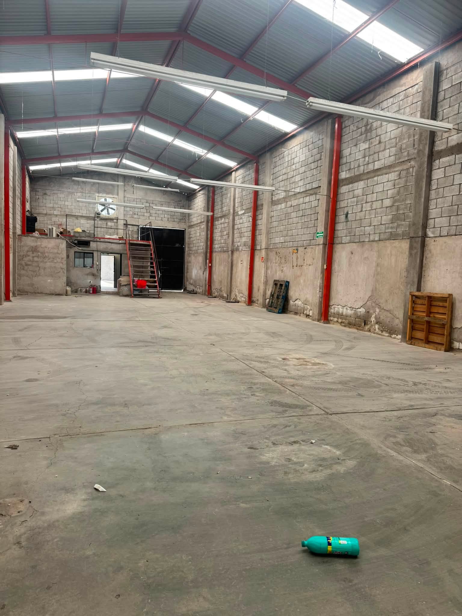 8 ¡Bodega en Renta con Excelente Ubicación!